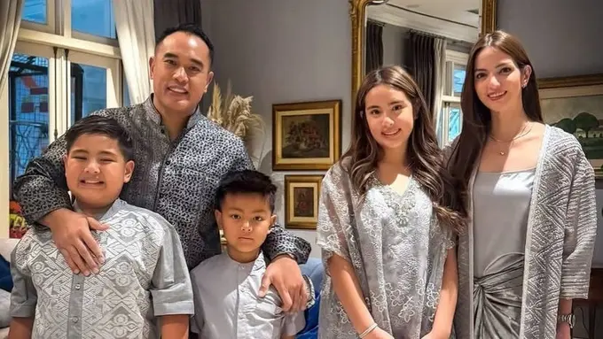 Gaya Selebritis Kenakan Baju Lebaran Nuansa Earth Tone