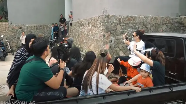 Rayakan Aurel Trending YouTube, Ini 6 Momen Liburan Keluarga Hermansyah Naik Pikap