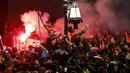 Pendukung Barcelona bergembira ria dan berselfie merayakan keberhasilan tim kesayangan mereka menjuarai Divisi Satu atau La Liga Spanyol di Barcelona, Spanyol (18/5/2015). Barcelona juara setelah mengalahkan Atletico Madrid 1-0. (REUTERS/Gustau Nacarino)