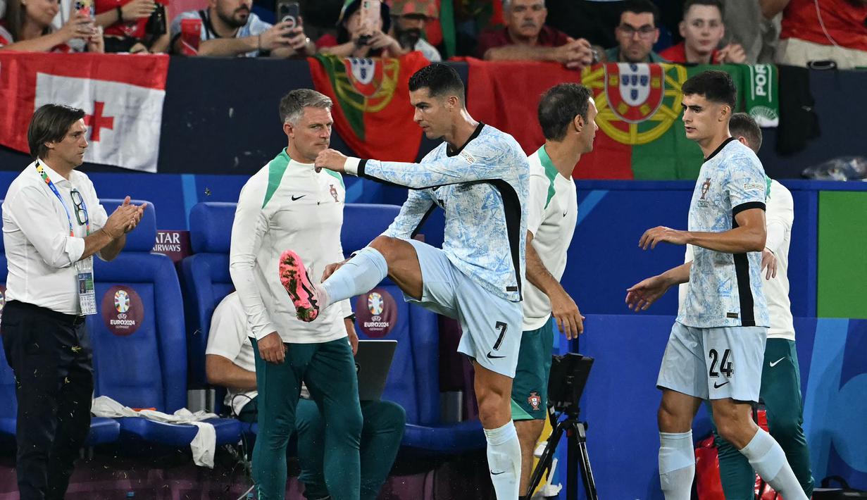 Ekspresi kesal pemain Portugal, Cristiano Ronaldo saat digantikan oleh Goncalo Ramoz pada laga Grup F Euro 2024 melawan Georgia di Arena AufSchalke, Gelsenkirchen, Jerman, Kamis (27/06/2024) dini hari WIB. (AFP/Ozan Kose)