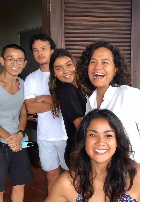7 Potret Kebersamaan Nicholas Saputra dan Caitlin North Lewis, Curi Perhatian Netizen