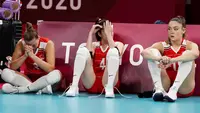 Para pevoli putri Turki tak mampu menutupi kekecewaan usai ditaklukkan Korea Selatan pada laga perempat final Olimpiade Tokyo 2020 di Ariake Arena, Rabu (4/8/2021). (Foto: AP/Frank Augstein)