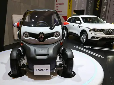 Mobil listrik Renault Twizy dipamerkan dalam GAIKINDO Indonesia International Auto Show (GIIAS) 2019 di ICE BSD, Tangerang, Jumat (19/7/2019). Mobil dengan panjang 2.338 mm dan lebar 1.381 mm ini menggunakan baterai lithium-ion 6,1 kWh yang mampu dikendarai sejauh 100 km. (Liputan6.com/Fery Pradolo)