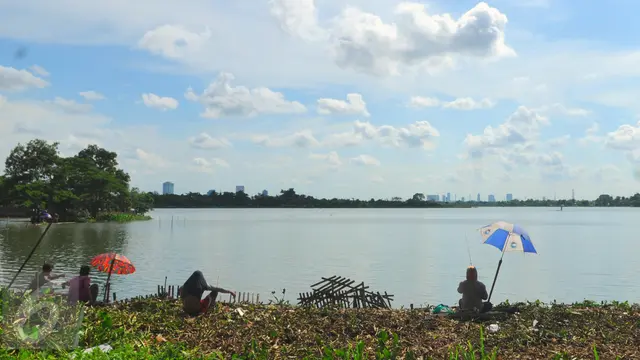 Warga memancing di Situ Cipondoh