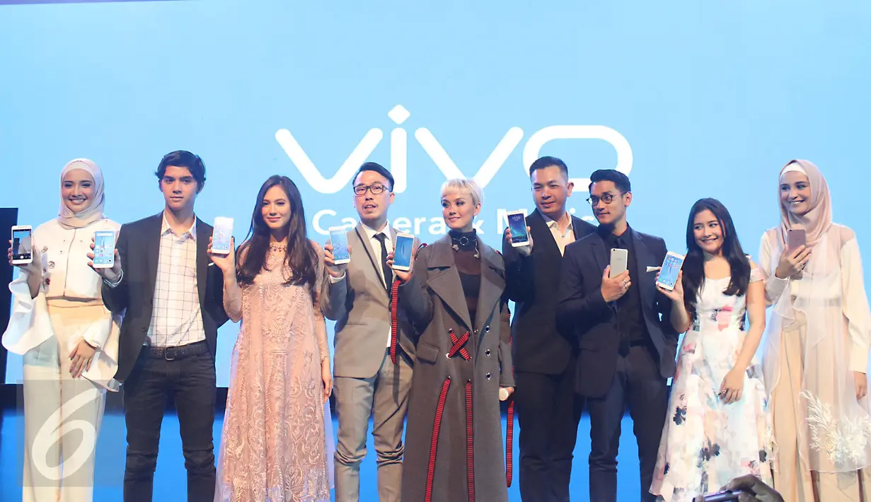 Product Manager Vivo Indonesia Kenny Chandra bersama dengan brand ambasador Vivo V5s saat meluncurkan produk terbaru Vivo V5s di Jakarta, Rabu (10/5). Vivo V5s diluncurkan dengan mengandalkan kamera depan 20mp. (Liputan6.com/Angga Yuniar)