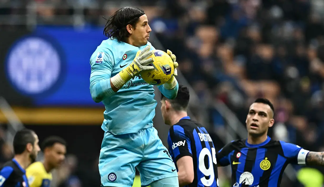 Kiper asal Swiss berusia 35 tahun, Yann Sommer yang baru didatangkan Inter Milan pada awal musim 2023/2024 dari Bayern Munchen mampu membawa Nerazzurri memuncaki klasemen sementara Serie A 2023/2024 dengan mengoleksi 76 poin setelah melewati 29 laga. Hanya absen sekali dari 29 laga, ia mampu mencatat 17 kali clean sheet dan hanya kebobolan 14 gol. (AFP/Gabriel Bouys)