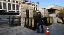 Selanjutnya, Mahkamah Konstitusi Korea Selatan memiliki waktu hingga 180 hari untuk memutuskan apakah Yoon Suk Yeol akan diberhentikan sebagai presiden atau mengembalikan kekuasaannya. (JUNG YEON-JE/AFP)