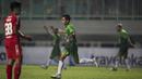 Gelandang PS TNI, Erwin Ramdani, merayakan gol yang dicetaknya ke gawang Semen Padang pada laga Liga 1 di Stadion Pakansari, Bogor, Minggu (30/7/2017). PS TNI menang 2-1 atas Semen Padang. (Bola.com/Vitalis Yogi Trisna)