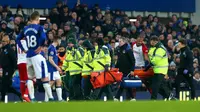 Gelandang Everton James McCarthy (ditandu) mengalami cedera parah saat melawan West Bromwich Albion di Goodison Park, Sabtu (20/1/2018). (dok. FC Everton)