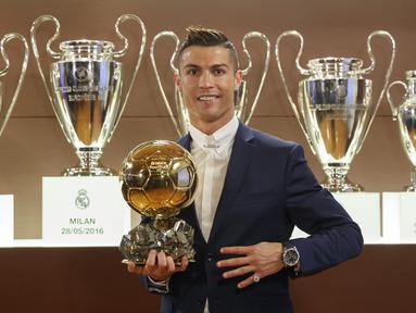 Real Madrid ditinggalkan Cristiano Ronaldo pada akhir musim 2017/2018 usai 9 musim yang menakjubkan. CR-7 mampu mencetak 450 gol dari total 438 laga dengan koleksi 15 trofi juara. Lima pemain berikut didatangkan, namun belum satu pun sosok yang setara dengannya. (AFP/l'equipe/Franck Seguin)