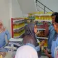 Pengunjung Pasar Jagasatru memenuhi kios Waduli yang baru saja diresmikan oleh BI dan Pemkot Cirebon. Foto (Liputan6.com / Panji Prayitno)