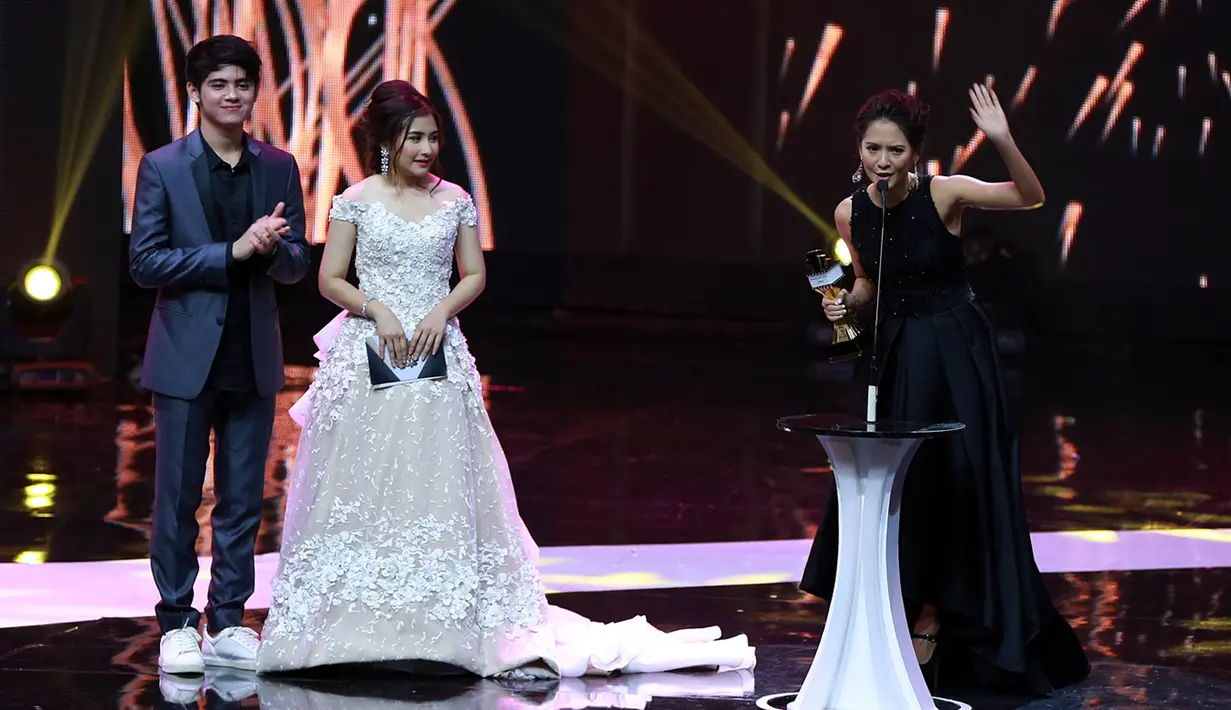 Lala Karmela menerima penghargaan untuk Kategori Pendatang Baru Wanita Terbaik dalam Indonesian Box Office Movie Awards (IBOMA) 2016. (Deki Prayoga/Bintang.com)