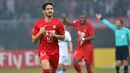 Alexandre Pato merayakan golnya saat melawan South Hyundai Jeonbuk Korea di Liga Champions AFC  di Tianjin (14/3). Poster tersebut bertuliskan memohon Pato bermain bagus karena "Dilraba menonton siaran langsung". (AFP Photo)