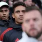 Pemain MU, Marcus Rashford (tengah), menyaksikan timnya berlaga melawan Fulham dalam pertandingan lanjutan Liga Inggris 2023/2024 yang berlangsung di Craven Cottage, London, Sabtu (4/11/2023). (AFP/Adrian Dennis)