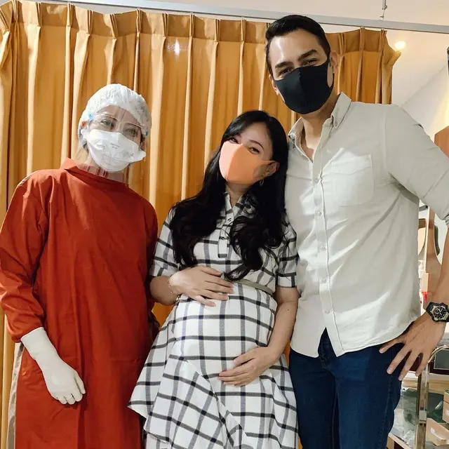 Lahirkan Anak Pertama di Hari Natal, Ini 7 Potret Perjalanan Kehamilan Asmirandah
