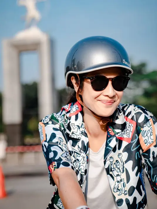 Bersepeda menjadi salah satu Dian Sastrowardoyo. Aktris yang mengawali karier sebagai GADIS Sampul itu pun sering mengunggah potret dirinya saat bersepeda. Tampak kacamata hitam yang dipakai, membuatnya makin stylish. (Liputan6.com/IG/@therealdisastr)