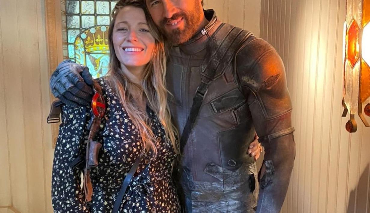 <p>Ryan Reynolds sambil mengenakan kostum Deadpool bersama Blake Lively yang sedang hamil. (Instagram @blakelively)</p>