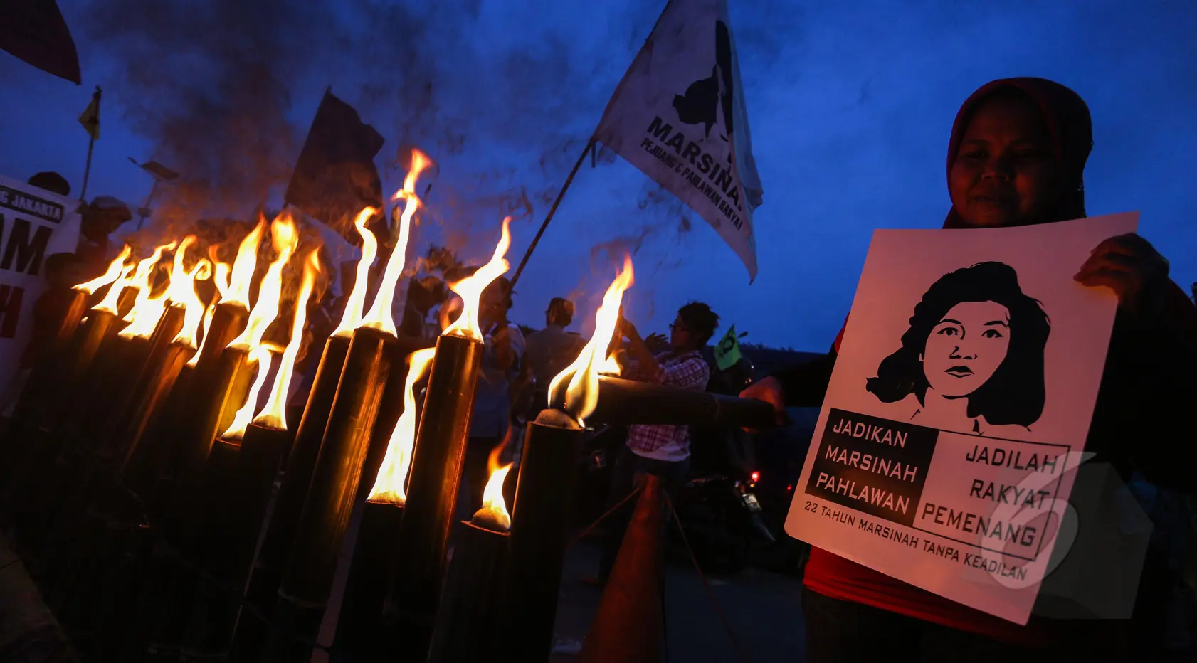 Puluhan buruh wanita saat menggelar aksi memperingati 22 tahun tanpa keadilan "Malam Marah Marsinah”, Jakarta, Jumat (8/5/2015). Mereka menuntut pemerintah untuk mengusut pelanggaran HAM terhadap Marsinah(/Faizal Fanani)