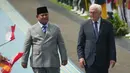 Presiden Republik Indonesia, Prabowo Subianto (kiri) bersama Presiden Republik Federal Jerman, Frank-Walter Steinmeier, memeriksa pasukan kawal kehormatan saat upacara penyambutan menjelang pertemuan mereka di Istana Merdeka, Jakarta, Senin 15 Juni 2026. (AP Photo/Achmad Ibrahim)