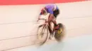 Pebalap putra Indonesia, Dika Alief Dhentaka memacu sepedanya saat berlatih untuk persiapan UCI Track Nations Cup 2023 di Jakarta International Velodrome, Rawamangun, Jakarta Timur, Kamis (16/02/2023). Ajang UCI Track Nations Cup 2023 akan berlangsung pada 23-26 Februari 2023. (Bola.com/Bagaskara Lazuardi)