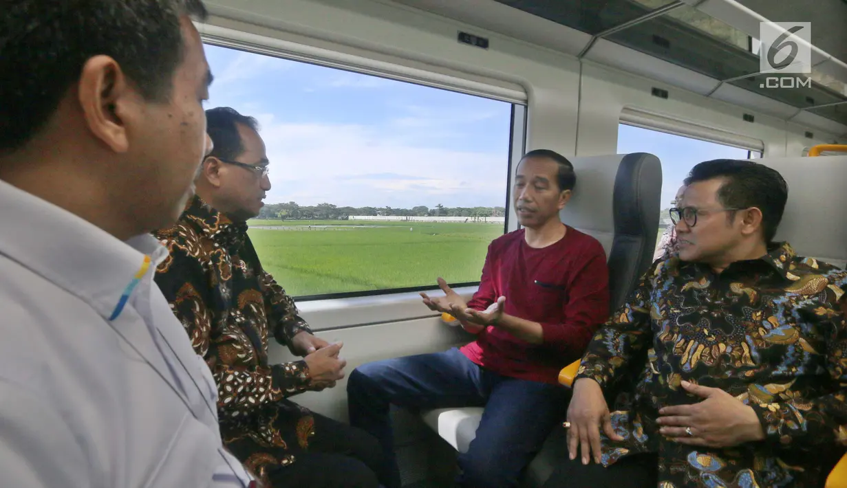 Presiden Jokowi berbincang dengan Ketum PKB, Muhaimin Iskandar dan Menteri Perhubungan Budi Karya Sumadi saat menjajal kereta bandara menuju Stasiun Sudirman Baru, Selasa (2/1). (Liputan6.com/Pool/Kurniawan)