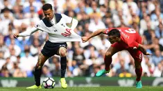 Bek Liverpool, Dejan Lovren, menarik baju dari gelandang Tottenham, Dele Alli, pada laga Premier League di Stadion White Hart Lane, London, Inggris, Sabtu (27/8/2016). Kedua tim bermain imbang 0-0. (Reuters/Dylan Martinez) 
