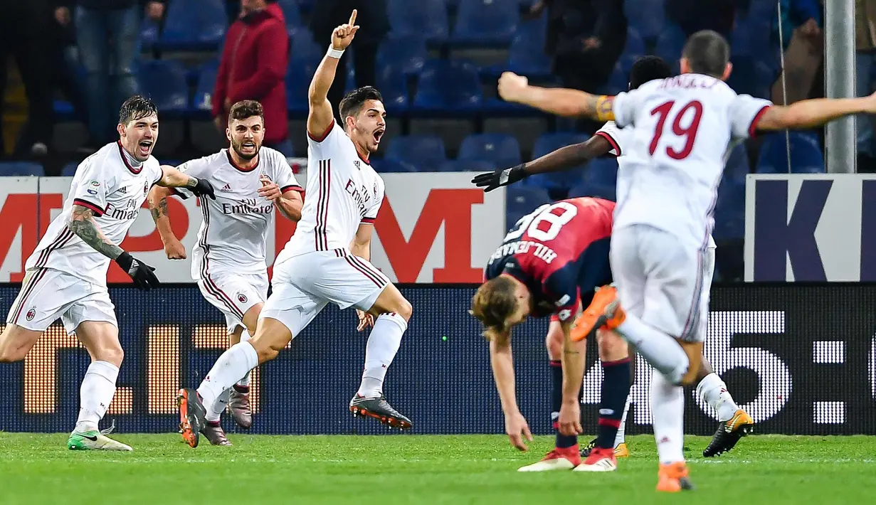 Penyerang AC Milan, Andre Silva (ketiga kiri) melakukan selebrasi usai mencetak gol ke gawang Genoa pada lanjutan Liga Serie A Italia di Stadion Luigi Ferraris di Genoa, (11/3). Gol Silva mengantar Milan menang 1-0 atas Genoa. (Simone Arveda/ANSA via AP)