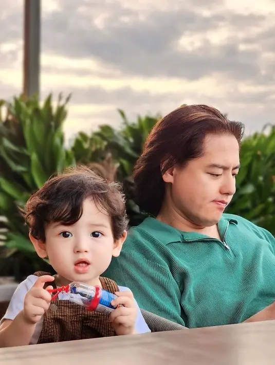 <p>Bahkan kegantengan baby Jourell tak kalah dengan sang kakak, Shaquille. Ketika sudah besar, dua anak Roger ini akan jadi idola baru. [Foto: instagram.com/jourellkenziedanuarta]</p>