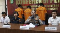 Kapolsek Penjaringan Kompol Bobby Danuardi saat memberikan keterangan pers terkait kasus pencurian dengan kekerasan dengan modus sopir taksi online, Senin (24/7/2023). (Bachtiarudin Alam/Merdeka.com)