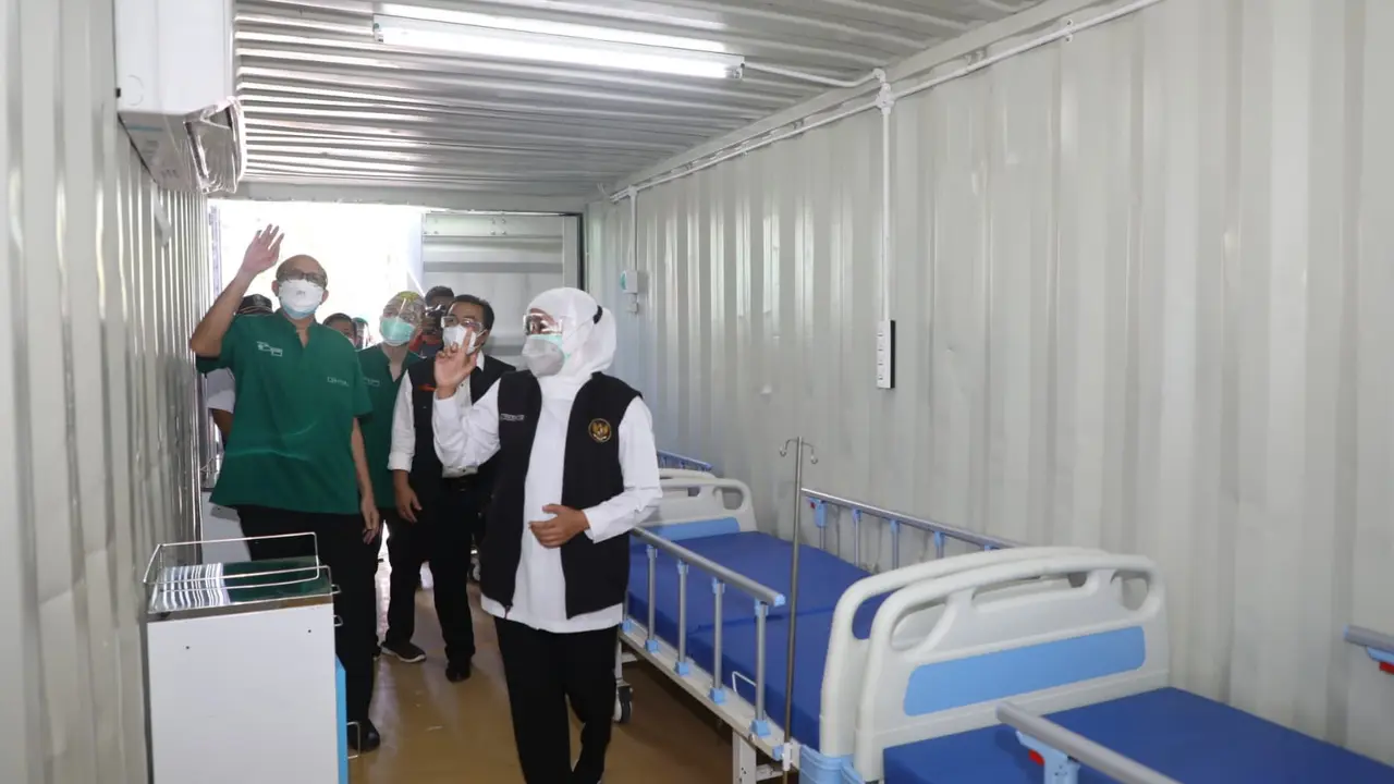 RSUD Dr Soetomo menjadikan kontainer sebagai UGD Darurat pasien Covid-19. (Dian Kurniawan/Liputan6.com)