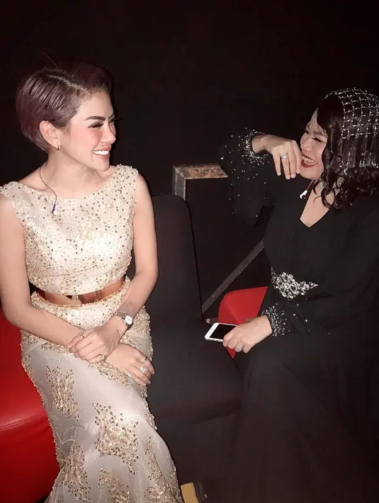 Sama dengan perempuan yang lain saat bulan puasa, Niki mengaku juga menyiapkan untuk santap sahur pasangannya, Dipo Latief. (Instagram/nikitamirzanimawardi_17)