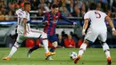 Penyerang Barcelona, Lionel Messi berusaha melewati dua pemain Bayern Muenchen Mehdi Benatia dan Jerome Boateng pada leg pertama babak semifinal Liga Champions di Camp Nou, Kamis (7/5/2015). Barcelona menang 3-0 atas Bayern Muenchen. (Reuters/Albert Gea)