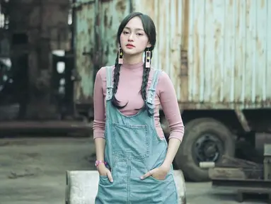 Memiliki nama panggung Indahkus, Indah merupakan lulusan kedokteran yang terjun ke dunia musik. Ia pun merupakan penyanyi, penulis lagu, aktris dan vlogger. Selain itu ia juga pernah menjadi peserta dalam Miss Indonesia 2014 mewakili Sulawesi Tengah. (Liputan6.com/IG/@indahkus_)