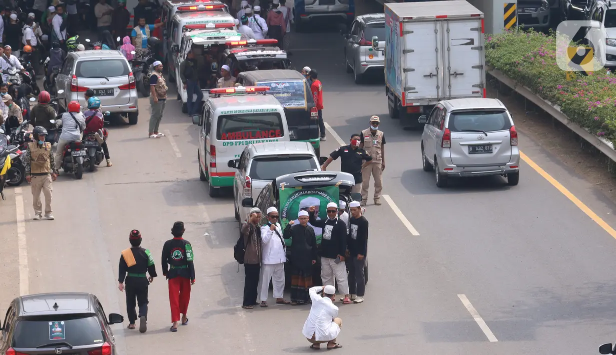 Massa memadati akses tol bandara Soekarno Hatta di Tangerang, Banten, Selasa (10/11/2020). Mereka bertujuan menjemput kedatangan Rizieq Shihab. (Liputan6.com/Angga Yuniar)