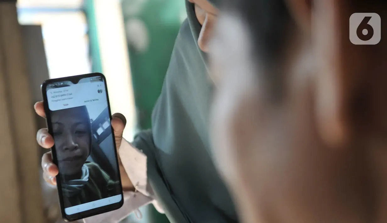 Warga bermaaf-maafan dengan keluarga melalui panggilan video saat halalbihalal Idul Fitri di Jakarta, Minggu (24/5/2020). Halalbihalal virtual menjadi alternatif bersilaturahmi dengan keluarga di kampung halaman akibat tidak dapat mudik karena wabah virus COVID-19. (merdeka.com/Iqbal S. Nugroho)
