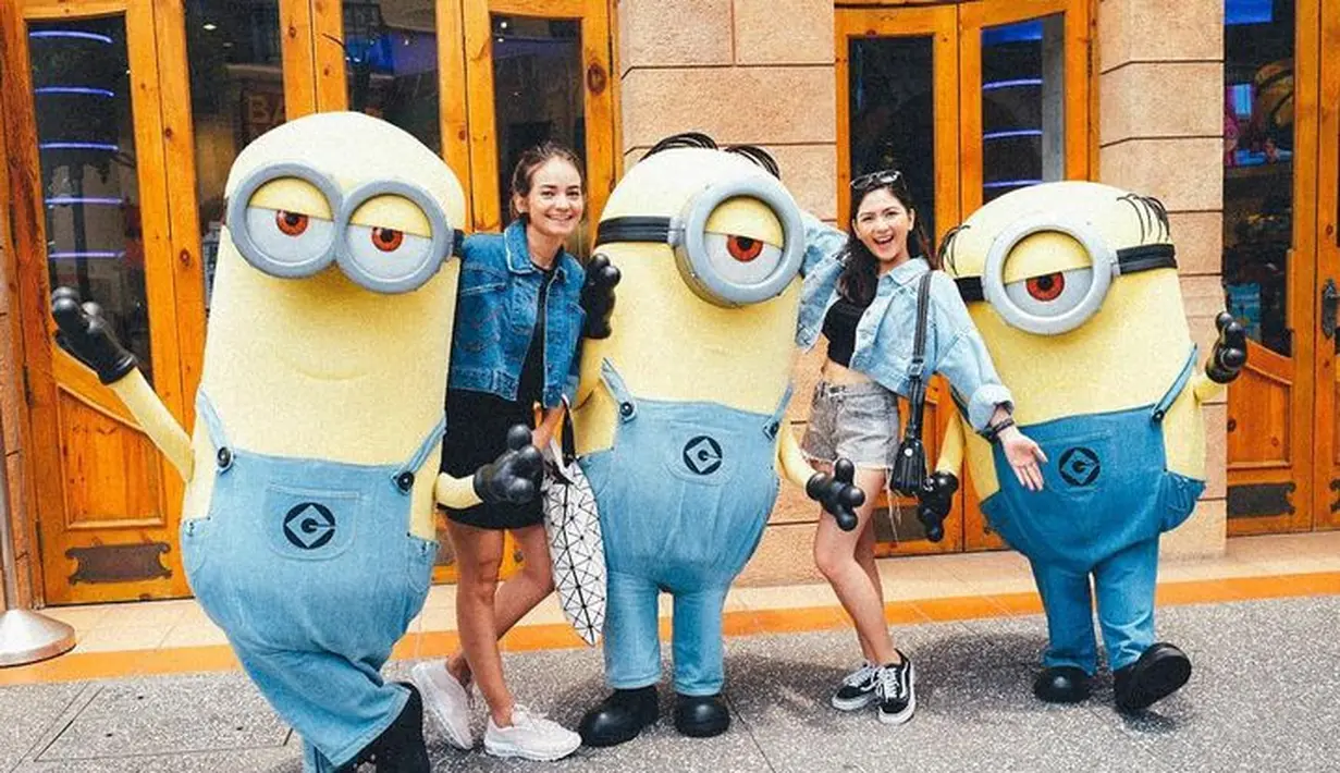 Saat liburan di Universal Studio Singapore, mereka tampil twinning dengan jaket denim dan short. [Foto: Instagram @jscmila]