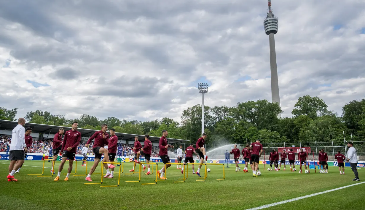 Swiss berada di grup yang sama dengan Jerman pada Euro 2024. Jadi, akan ada duel-duel rekan satu tim saat Swiss berjumpa Jerman. (Fabrice COFFRINI / AFP)