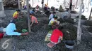 Sejumlah pekerja mengupas kulit kerang di pemukiman nelayan, Jakarta, Rabu (19/8). Kebanyakan buruh pengupas kulit kerang ini adalah pekerja serabutan dengan penghasilan 30 ribu perhari. (Liputan6.com/Angga Yuniar)