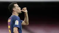 Gelandang Barcelona, Sergio Busquets, melakukan selebrasi setelah mencetak gol ke gawang Las Palmas pada laga La Liga Spanyol, Minggu (1/10/2017). Barcelona menang 3-0 atas Las Palmas. (AP/Manu Fernandez)