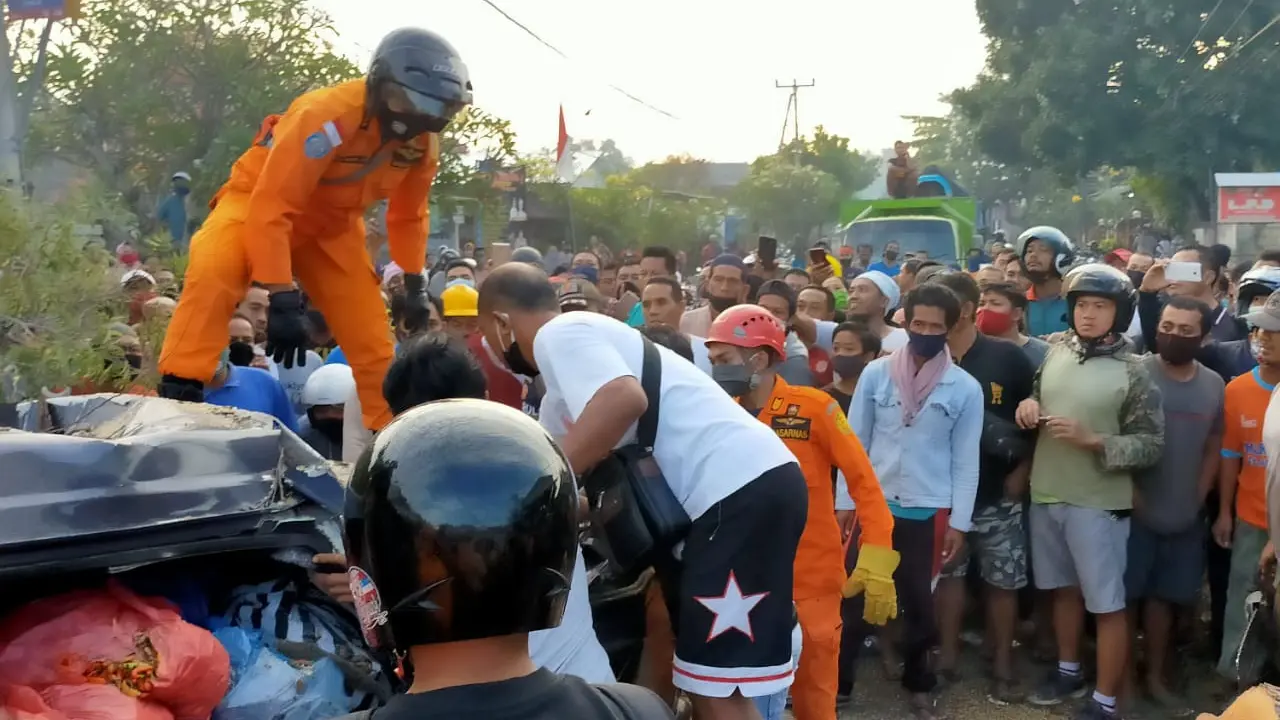 Basarnas Bali saat evakuasi korban terhimpit badan mobil