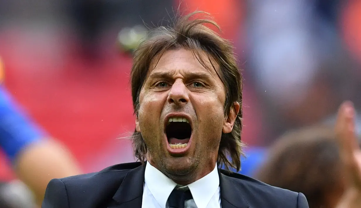 Ekspresi Antonio Conte setelah pertandingan melawan Tottenham Hostpur pada Liga Inggris di Stadion Wembley di London, (20/8). Chelsea menang atas Tottenham dengan skor 2-1. (AFP Photo/Ikimages/ Ben Stansall)