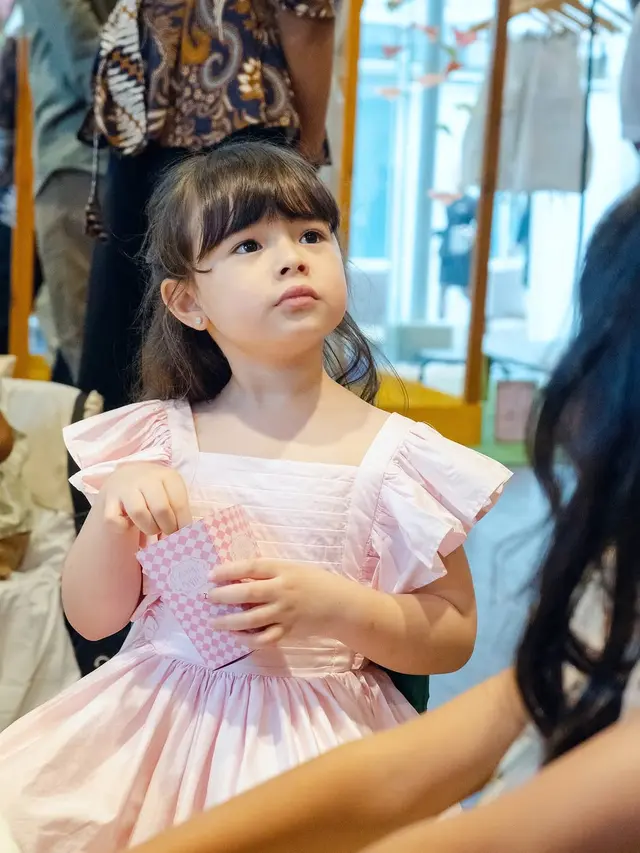 6 Potret Asmirandah Hadiri Pesta Ultah Anak Jessica Mila, Kompak Bareng Chloe