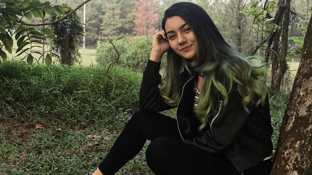 [Bintang] Sibuk Syuting Sinetron, Contek 5 Gaya Kasual Ersya Aurelia