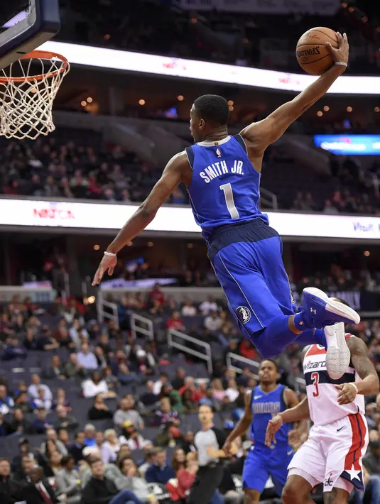 Pebasket Dallas Mavericks, Dennis Smith Jr, berusaha memasukkan bola saat pertandingan melawan Washington Wizards pada laga NBA di Capital One Arena, Selasa (7/11/2017). Mavericks menang 113-99 atas Wizards. (AP/Nick Wass)