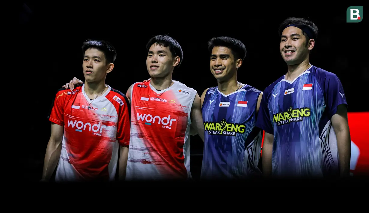 Pebulu tangkis ganda putra Indonesia, Raymond Indra/Nikolaus Joaquin berfoto bersama dengan rekan senegaranya, Sabar Karyaman Gutama/Moh Reza Pahlevi dalam laga semifinal Indonesia Open 2026 di Istora Senayan, Jakarta, Sabtu (06/06/2026). (Bola.com/Bagaskara Lazuardi)
