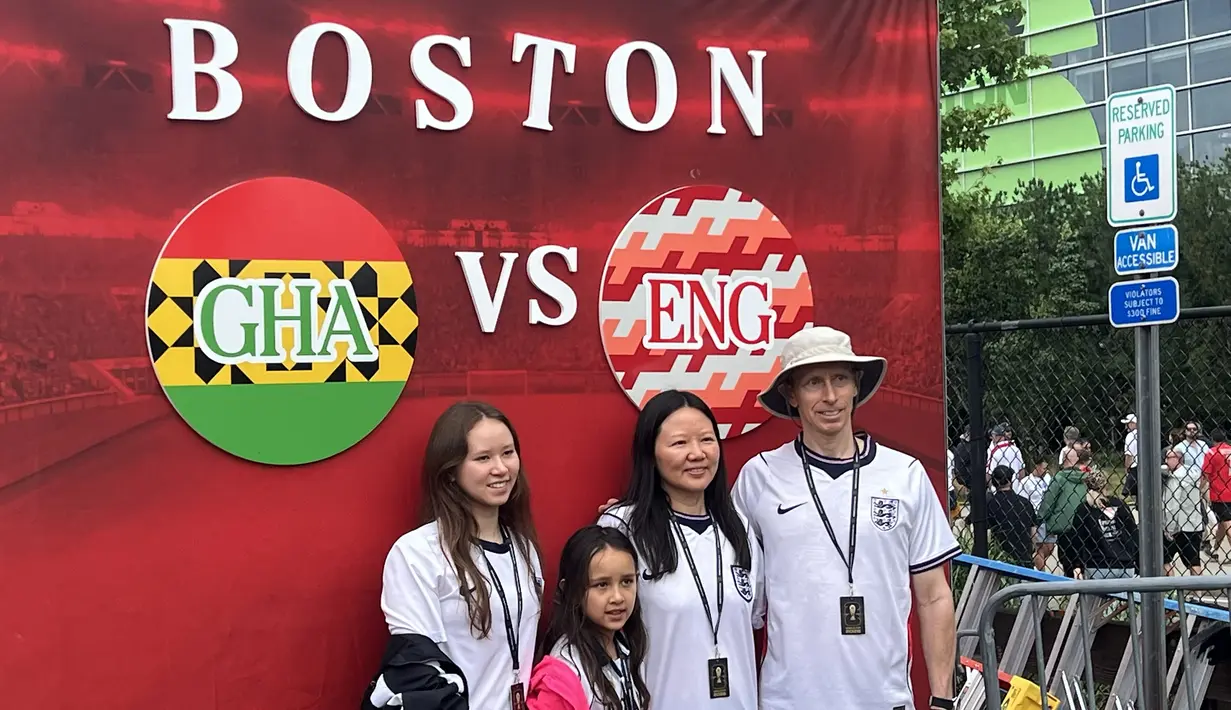 Satu keluarga suporter Inggris berfoto di depan instalasi pertandingan Inggris melawan Ghana di area Gillette Stadium, Foxborough, Boston, AS, Senin (23/6/2026). Ribuan pendukung kedua tim memadati stadion untuk menyaksikan laga fase grup Piala Dunia 2026. (KLY Sports/Hery Kurniawan)