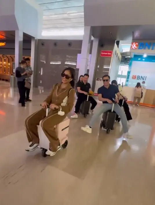 <p>Dalam perjalanan ini, Fuji tampil modis. Ia terlihat mengenakan setelah baju warna cokelat muda yang dipadu dengan sneakers warna putih. [Foto: Instagram/clarashintareal]</p>