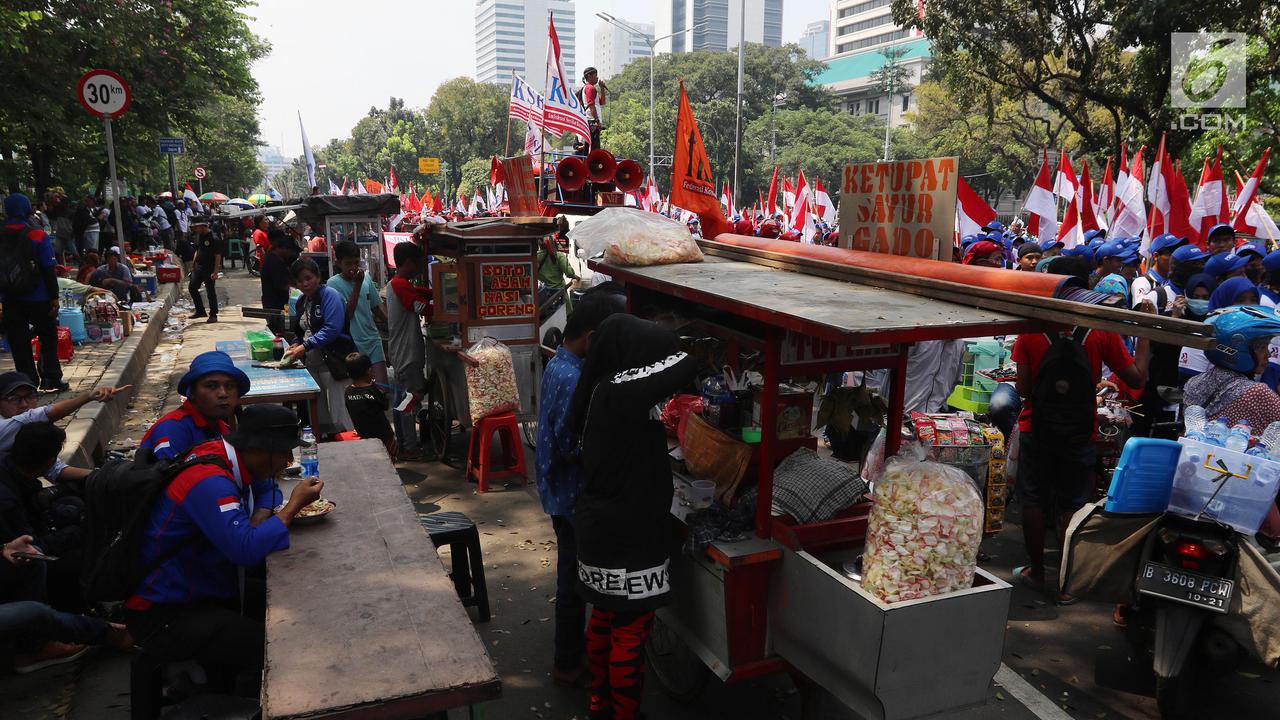 Mengais Rezeki saat Demo Hari Buruh 2018