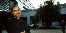 Steve Jobs mengenakan turtleneck hitam ikonisnya, di tahun 1988. Di satu kesempatan, Steve Jobs pernah berkata bahwa ia memiliki cukup banyak pakaian untuk bertahan seumur hidupnya.