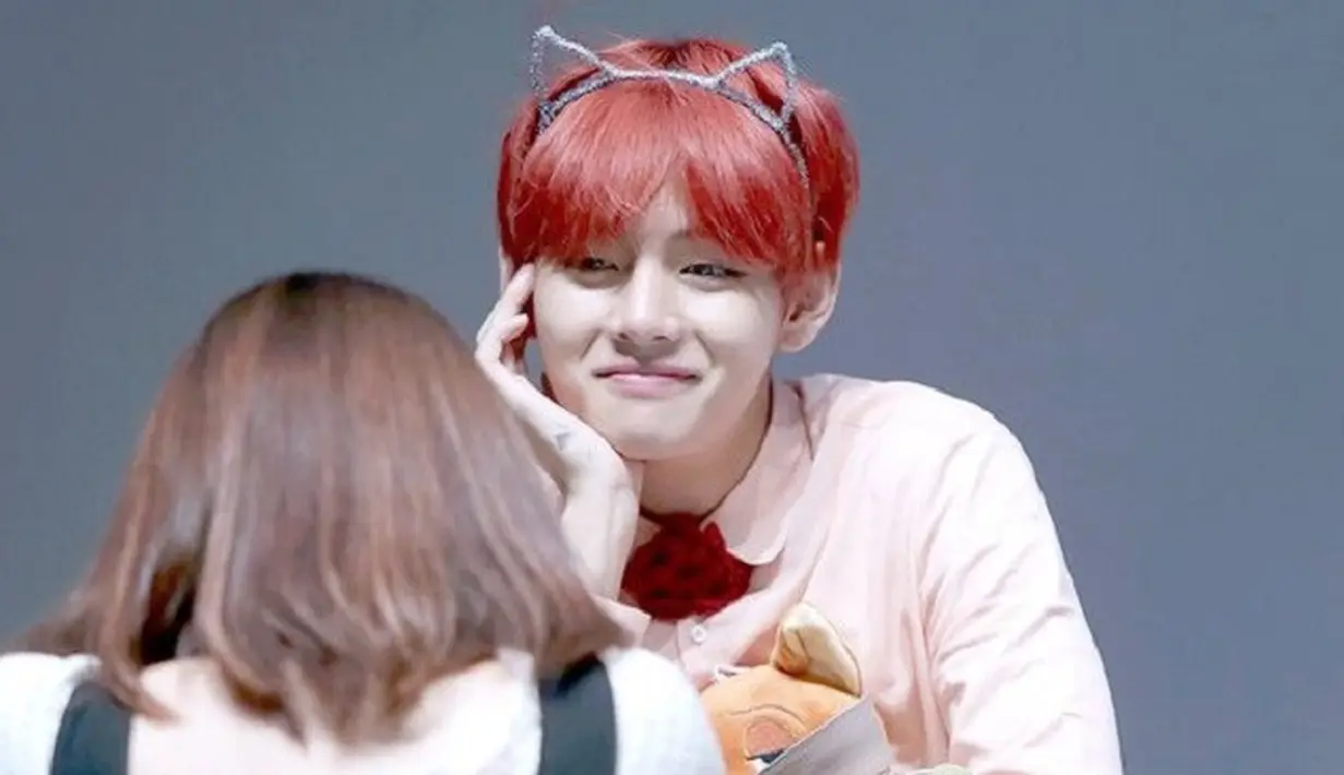 Aduh, cewek mana yang tidak meleleh saat disenyumin V BTS. (Foto: twitter.com/TAETAE_PH)
